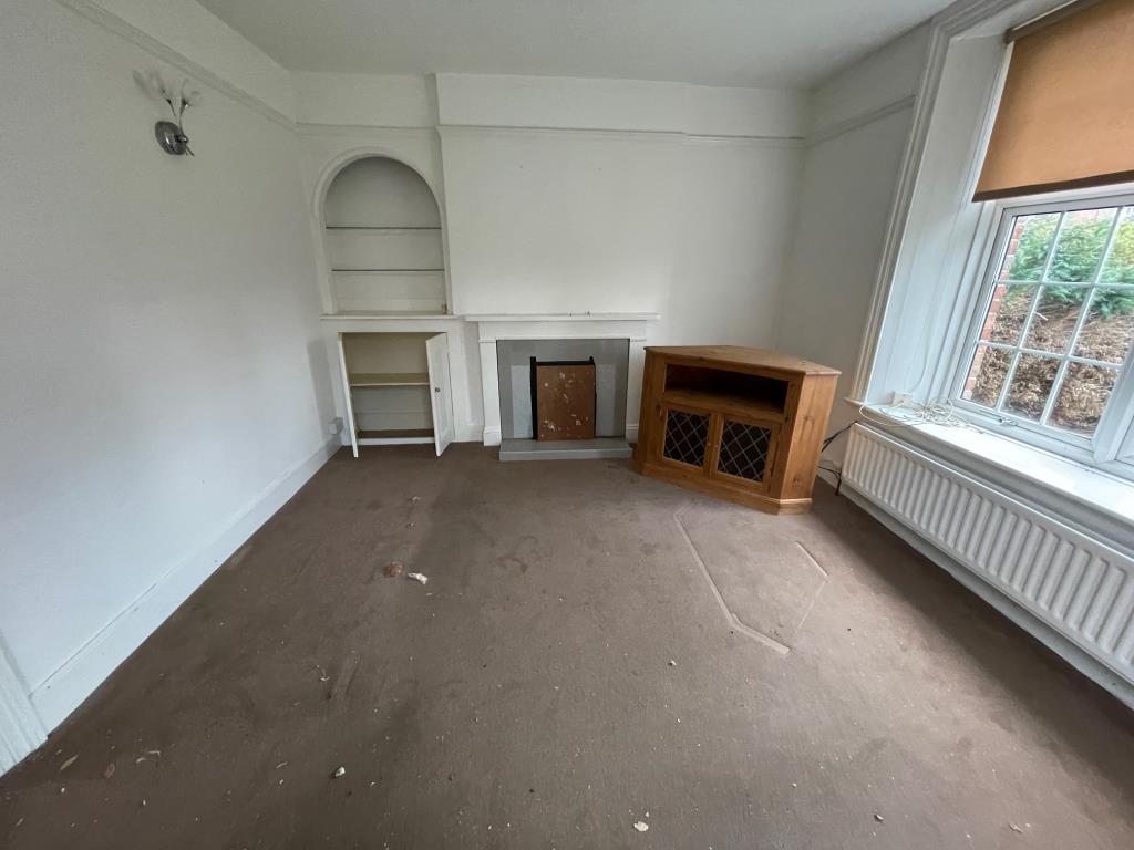 Lot: 64 - ATTRACTIVE THREE-BEDROOM HOUSE FOR IMPROVEMENT - living room